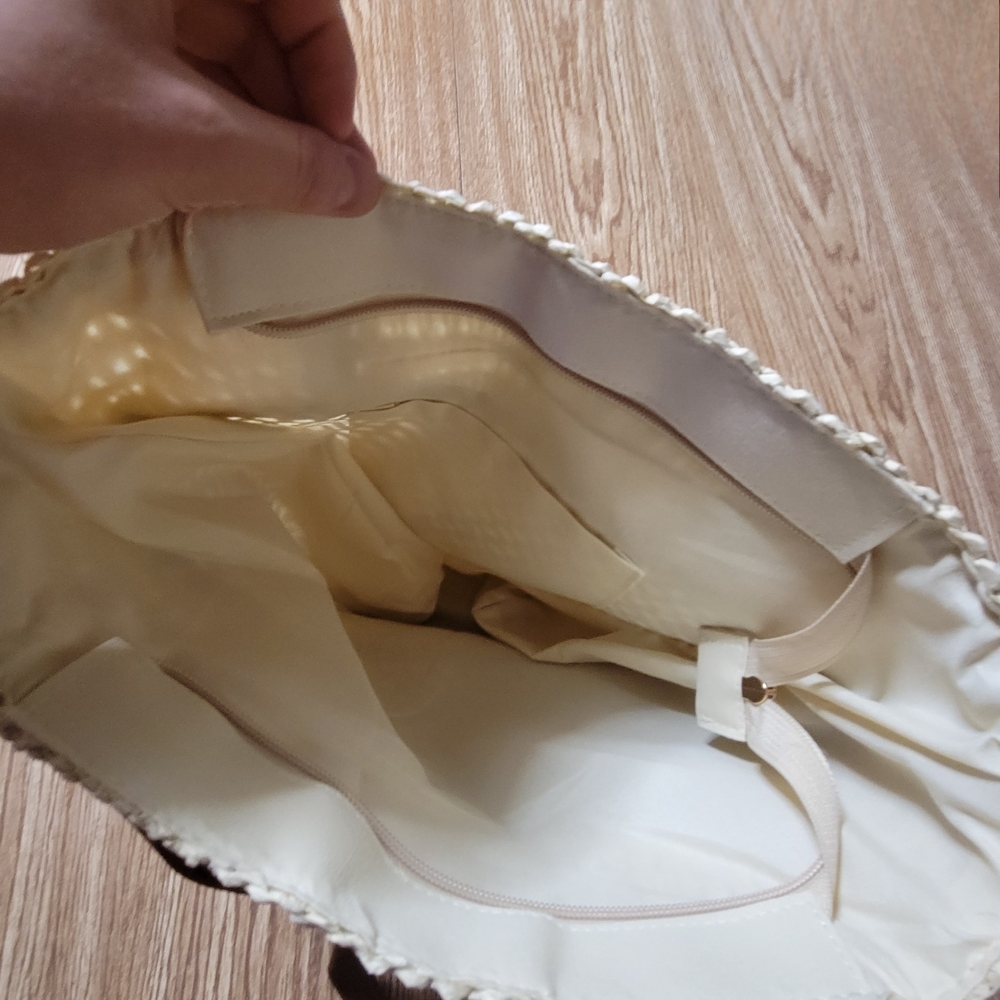 Neutral Straw Tote Bag with Tassel - Picture 5 of 7